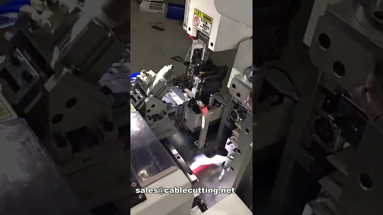 Automatický stroj na řezání, odizolování a krimpování plochých kabelů na obou koncích