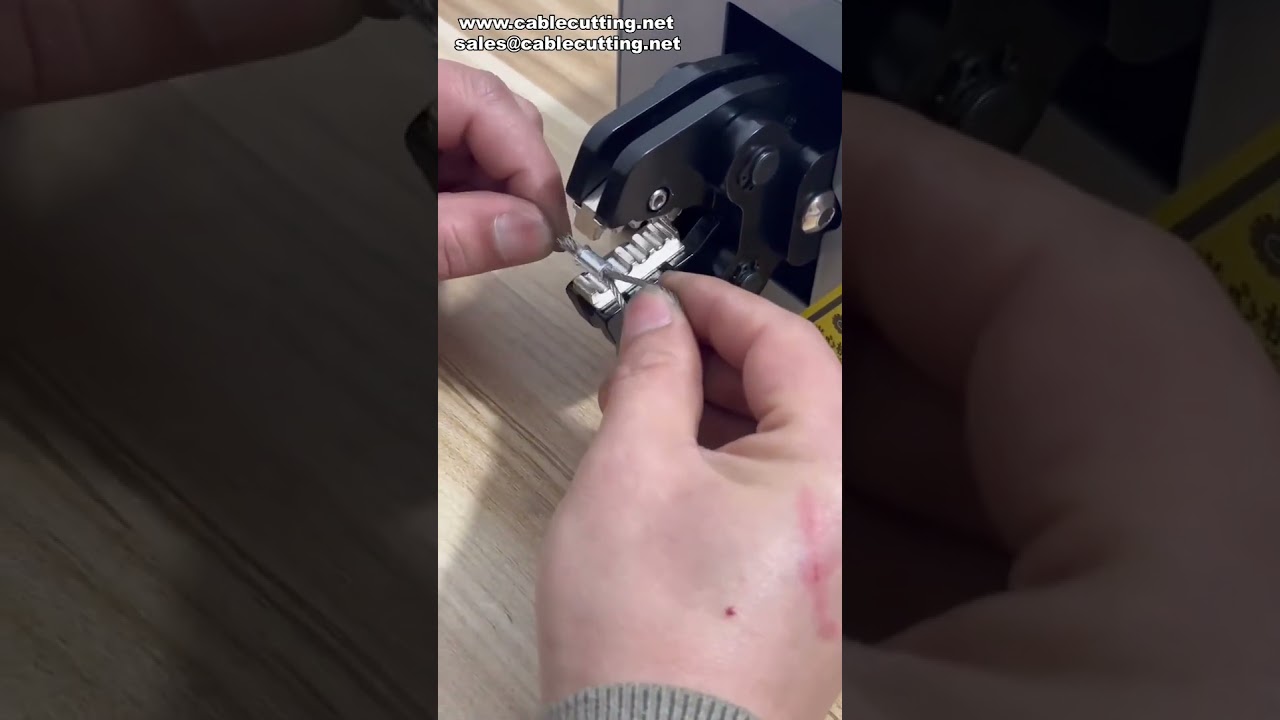 Univerzální pneumatický krimpovací stroj pro většinu konektorů