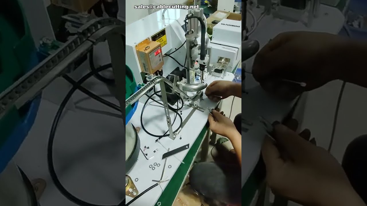 Poloautomatická pájecí linka s vibračním podavačem – univerzální řešení pro více produktů #továrna #stroj