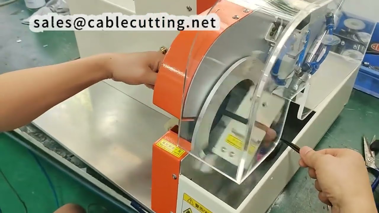 Automatický páskovací stroj s kolečkovým podáváním pro rovnoměrné balení drátů a kabelů