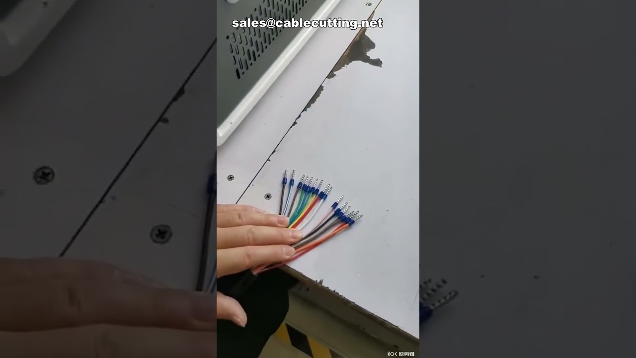 Poloautomatický krimpovací stroj na izolované dutinky a kabelová oka