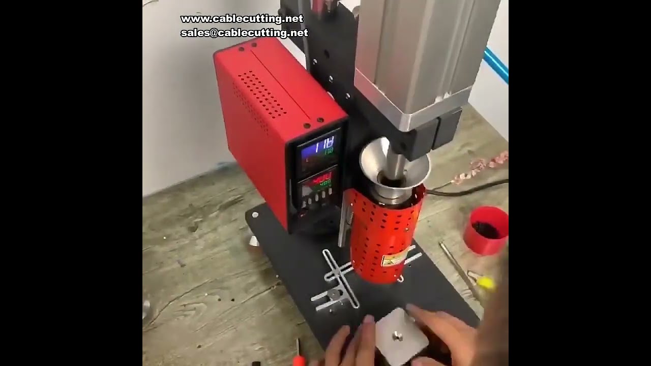 100G Poloautomatický pneumatický vstřikovací lis na sluchátka, kabely a USB konektory