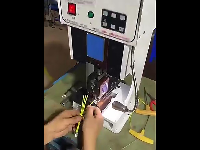 Poloautomatický tichý krimpovací stroj na terminály a kabelová oka – ideální pro kabelové svazky