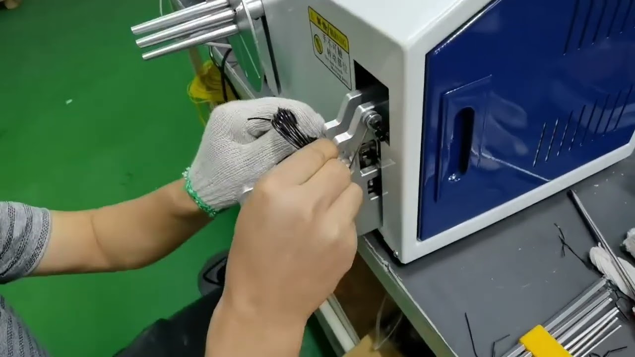 3D tisk: Automatické vinutí a vázání drátů – reálný záběr stroje