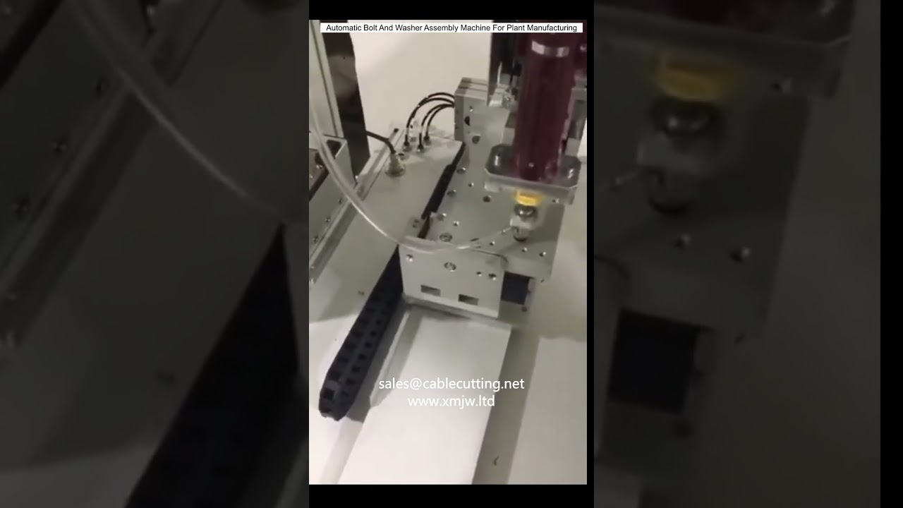 Automatický stroj na montáž šroubů a podložek pro výrobní závody