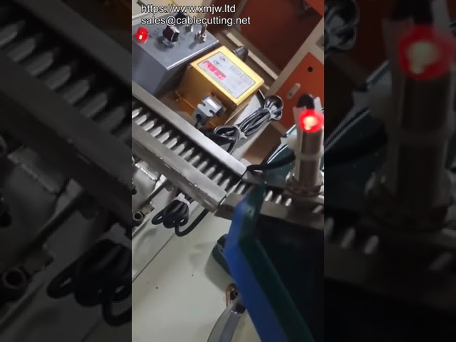 Poloautomatický krimpovací stroj s vibračním podavačem terminálů
