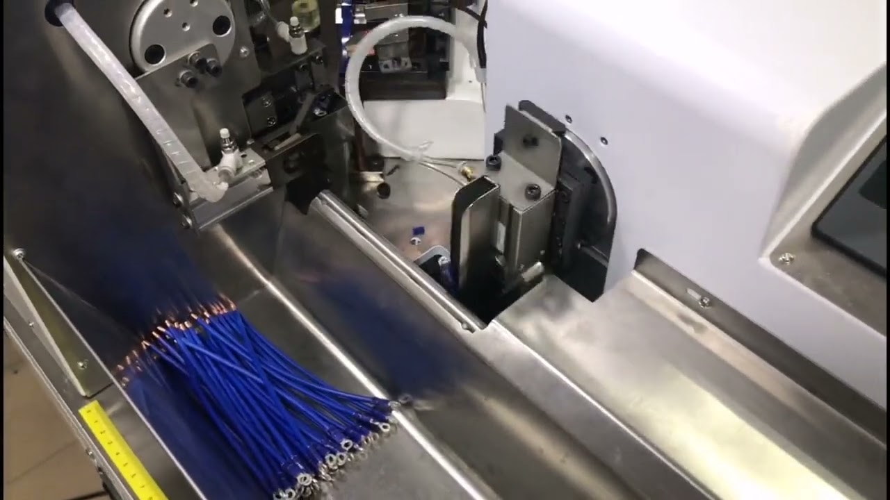 Plně automatický lis na předizolované koncovky pro rozvodné skříně