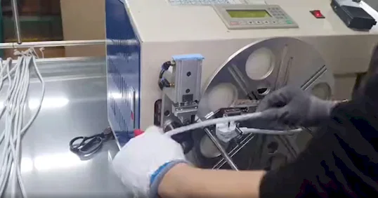 Systém navíjecího a vázacího stroje pro zásuvky WPM-210